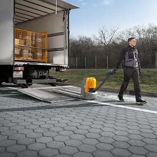 Электрическая самоходная паллетная тележка AME 15