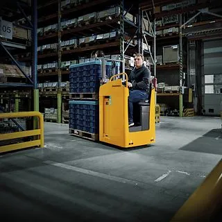 Штабелер с местом для оператора стоя или сиденьем боком ESD 220