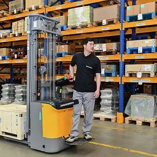 Электрический штабелер ERC BB 216
